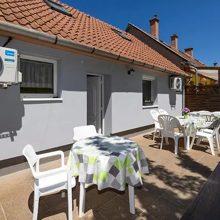 Cecey Apartament *